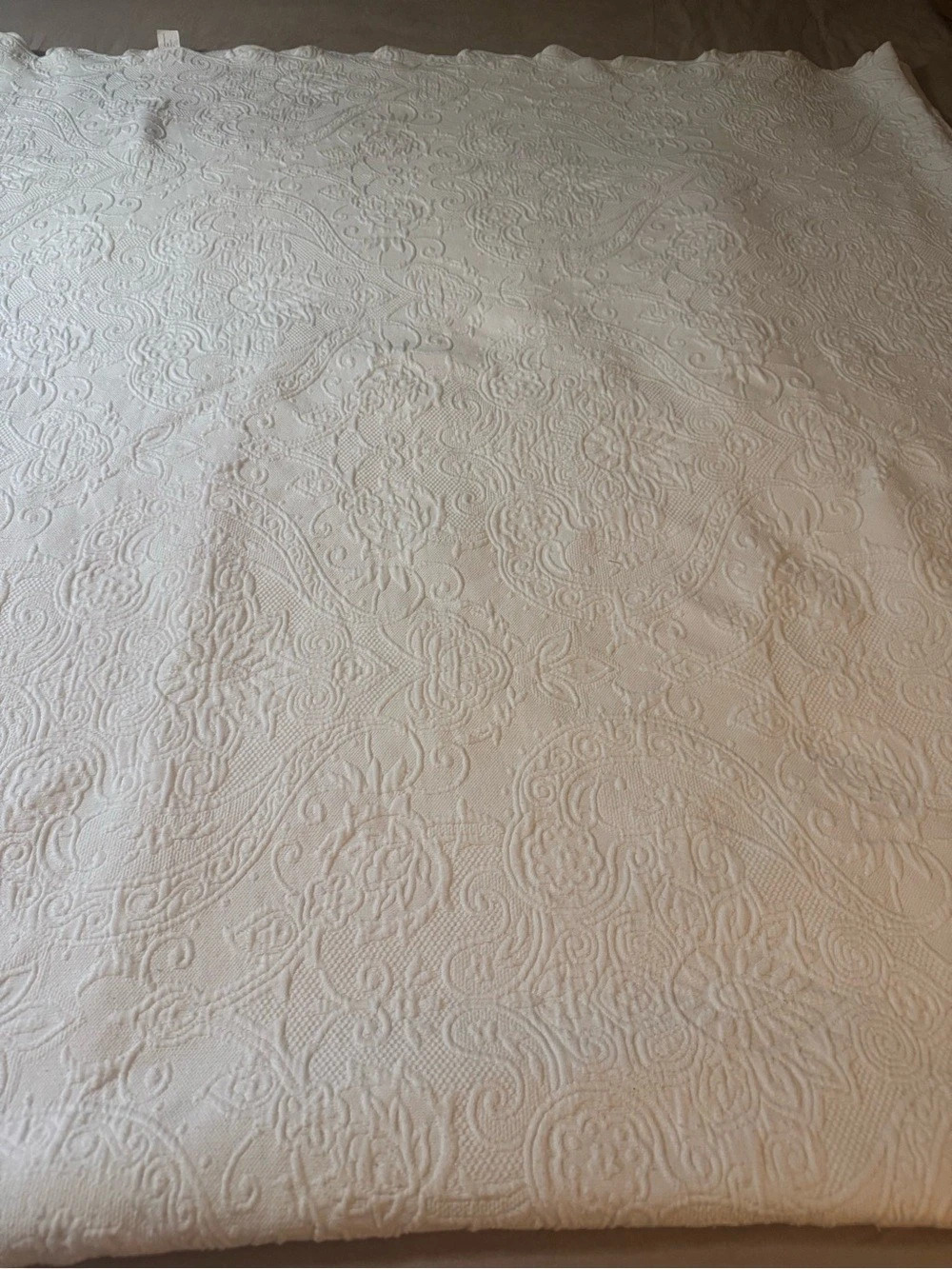 Vintage Home White Floral Matelassé Bedspread / Coverlet California King 102x108